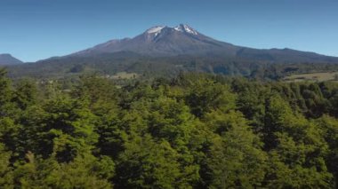 Osorno Volkanı ve Llanquihue Gölü 'nün havadan manzarası - Puerto Varas, Şili, Güney Amerika.