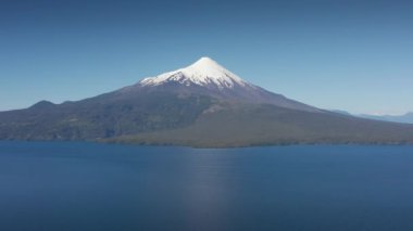 Osorno Volkanı ve Llanquihue Gölü 'nün havadan manzarası - Puerto Varas, Şili, Güney Amerika.