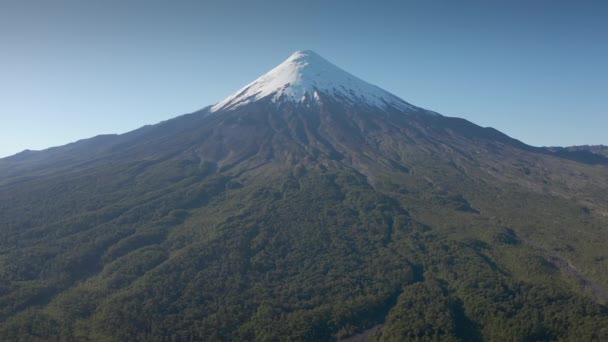 Az Osorno vulkán és az Llanquihue-tó légi tájképe - Puerto Varas, Chile, Dél-Amerika. — Stock videók