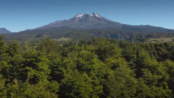Letecká krajina sopky Osorno a jezera Llanquihue - Puerto Varas, Chile, Jižní Amerika. — Stock video