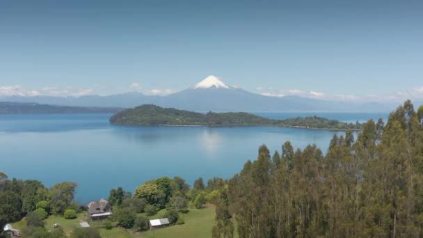 Paesaggio aereo del vulcano Osorno e del lago di Llanquihue - Puerto Varas, Cile, Sud America. — Video Stock