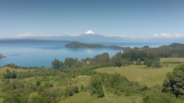 Paisaje aéreo del volcán Osorno y el lago Llanquihue - Puerto Varas, Chile, América del Sur. — Vídeo de stock