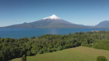 Osorno Volkanı ve Llanquihue Gölü 'nün havadan manzarası - Puerto Varas, Şili, Güney Amerika.