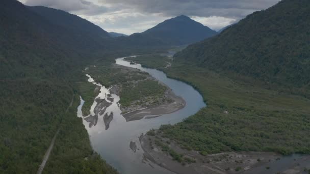 Aerial River Petrohue en el Volcán Osorno y las Cataratas de Petrohue, Pack con un Red 4x4 - Puerto Varas, Chile, América del Sur. — Vídeo de stock