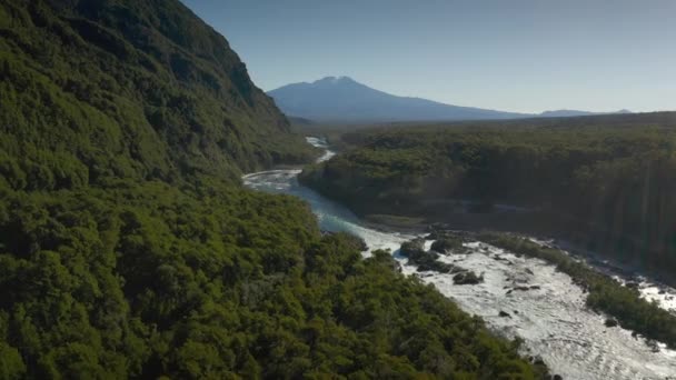 Paesaggio aereo del vulcano Osorno e delle cascate di Petrohue - Puerto Varas, Cile, — Video Stock