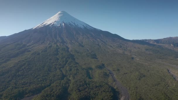 Osorno Volcano和Llanquihue湖的空中地貌-- --智利瓦拉斯港，南美洲. — 图库视频影像