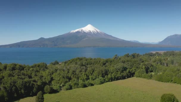 Paisaje aéreo del volcán Osorno y el lago Llanquihue - Puerto Varas, Chile, América del Sur. — Vídeo de stock