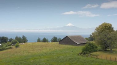 Osorno Volkanı ve Llanquihue Gölü 'nün havadan manzarası - Puerto Varas, Şili, Güney Amerika.
