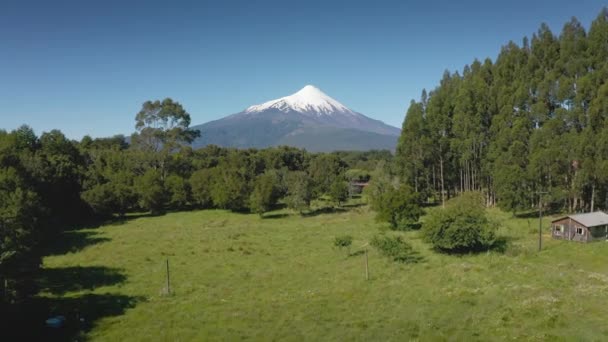 Osorno Volkanı ve Llanquihue Gölü 'nün havadan manzarası - Puerto Varas, Şili, Güney Amerika. — Stok video