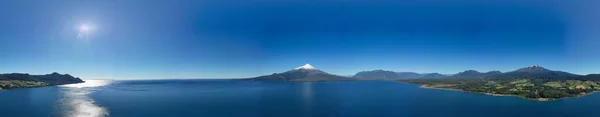 Osorno Yanardağı ve Llanquihue Gölü 'nün PANORAMIC manzarası - Puerto Varas, Şili, Güney Amerika. — Stok fotoğraf