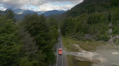 Hava yolu ve yüksek orman, Puerto Varas, Şili, Güney Amerika.