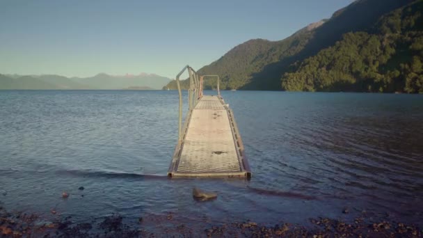 オソルノ火山の周囲のペトロフエにあるロスサントス湖を過ぎています。プエルトバラス,チリ,南米. — ストック動画