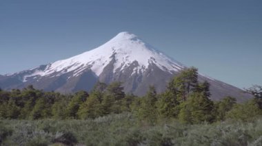 Puerto Varas, Şili, Güney Amerika 'daki Osorno Volkanı ve Llanquihue Gölü manzarası.
