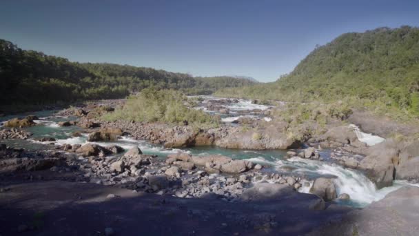 Osorno vulkán tájképe és Petrohue vízesése. Puerto Varas, Chile, Dél-Amerika. — Stock videók