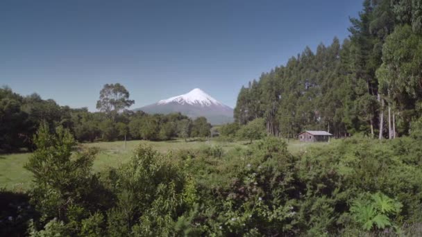 Casa de campo y lago Llanquihue en Puerto Varas, Chile, América del Sur. — Vídeo de stock