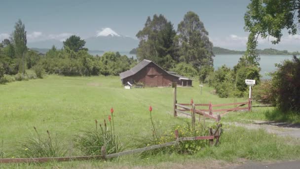 Casa de campo y lago Llanquihue en Puerto Varas, Chile, América del Sur. — Vídeo de stock