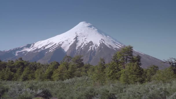 Az Osorno vulkán és az Ilanquihue-tó tájképe Puerto Varasban, Chilében, Dél-Amerikában. — Stock videók