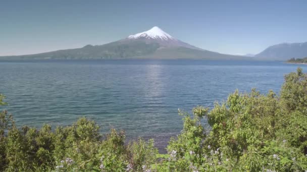 Paisaje del volcán Osorno y el lago Llanquihue en Puerto Varas, Chile, América del Sur. — Vídeo de stock