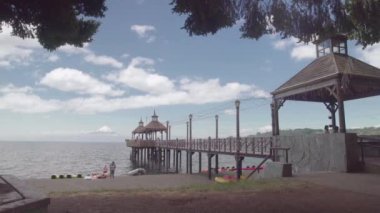 Languihue Gölü 'ndeki Frutillar Manzarası ve kasaba ve Osorno Volkanı. Puerto Varas, Şili, Güney Amerika.