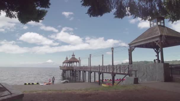 Frutillar utsikt och stad vid Languihue sjön och Osorno vulkan. Puerto Varas, Chile, Sydamerika. — Stockvideo