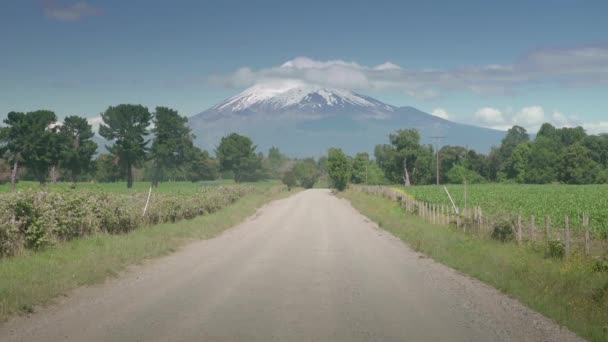 Az Osorno vulkán és az Ilanquihue-tó tájképe Puerto Varasban, Chilében, Dél-Amerikában. — Stock videók