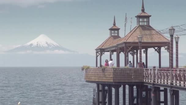 Vista Frutillar y ciudad en el lago Languihue y el Volcán Osorno. Puerto Varas, Chile, América del Sur. — Vídeo de stock