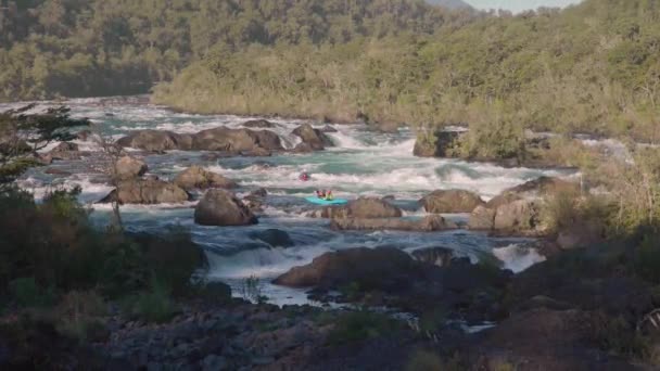 Kayakas en Petrohue cae en los alrededores del volcán Osorno. Puerto Varas, Chile, América del Sur. — Vídeo de stock