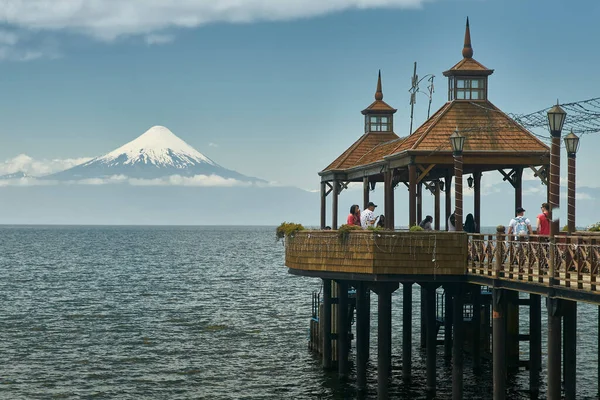 Vista frutífera e cidade no lago Llanquihue e Vulcão Osorno. Puerto Varas, Chile, América do Sul. — Fotografia de Stock