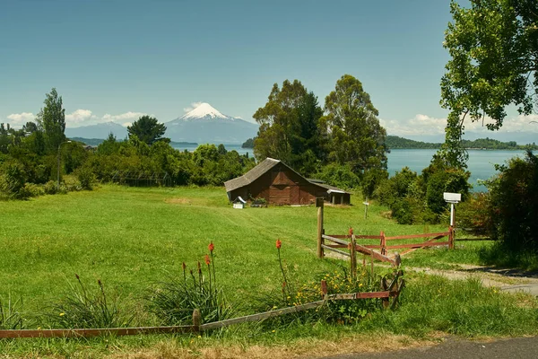 カントリーハウスとLlanquihue Lake at Puerto Varas,チリ,南アメリカ. — ストック写真