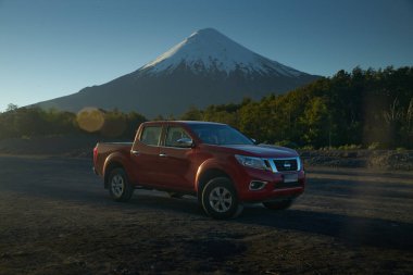 Bagaj 4x4 araç çantası Petrohue düşüşü ve Osorno Volcano 'da vuruldu. Puerto Varas, Şili, Güney Amerika.
