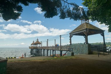 Frutillar Manzarası ve Llanquihue Gölü ve Osorno Volkanı 'ndaki kasaba. Puerto Varas, Şili, Güney Amerika.