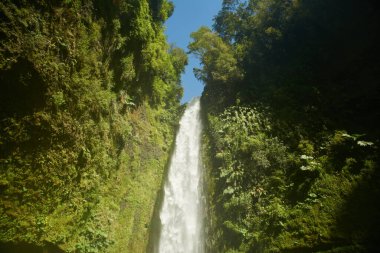 Salto las Cascadas Llanguihue Gölü 'ne ve Osorno Volkanı' na, Puerto Varas 'a, Şili' ye, Güney Amerika 'ya düştü..