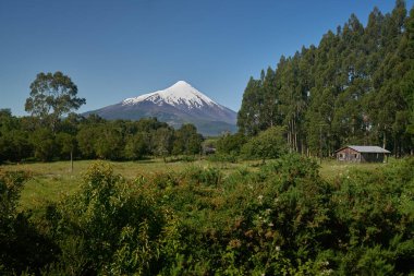 Puerto Varas 'taki kır evi ve Llanquihue Gölü, Şili, Güney Amerika.