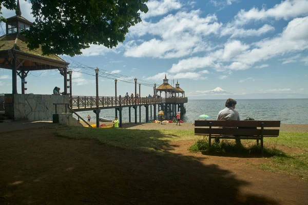 Frutillar Jetty Manzarası ve Llanquihue Gölü ve Osorno Volkanı 'ndaki kasaba. Puerto Varas, Şili, Güney Amerika.