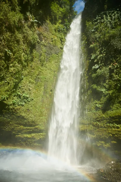 Salto las Cascadas tombe au lac Llanguihue et le volcan Osorno, Puerto Varas, Chili, Amérique du Sud. — Photo