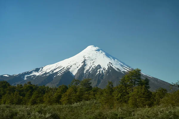Az Osorno vulkán és az Ilanquihue-tó tájképe Puerto Varasban, Chilében, Dél-Amerikában. — Stock Fotó