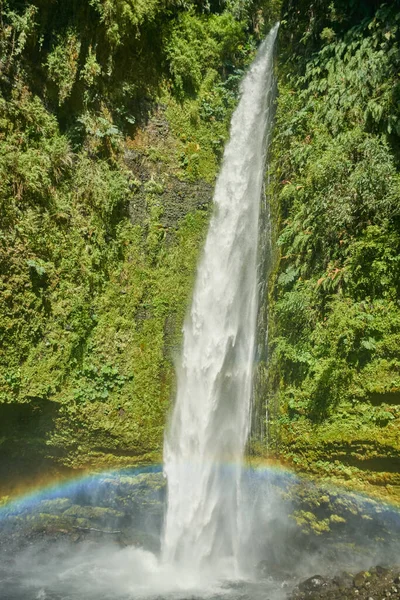 Salto las Cascadas valt bij Llanguihue meer en vulkaan Osorno, Puerto Varas, Chili, Zuid-Amerika. — Stockfoto