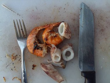 Doğrama kurulu ızgara karides ve kalamar yapıldı.