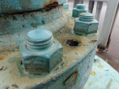 Makine tabanı etrafında yüklü vidalar