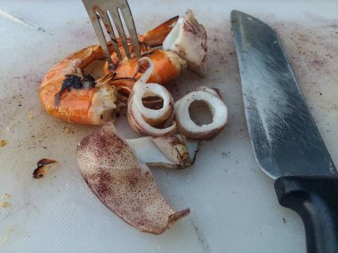 Doğrama kurulu ızgara karides ve kalamar yapıldı.