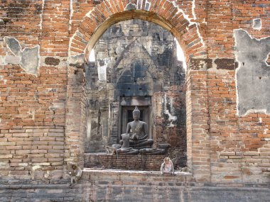 Phra Prang Sam Yod, Lopburi içinde Buddha heykellerin tarihi