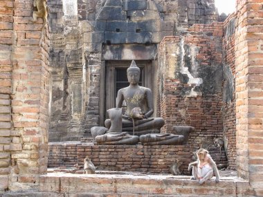 Phra Prang Sam Yod, Lopburi içinde Buddha heykellerin tarihi