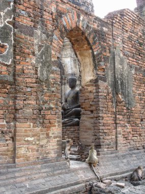Phra Prang Sam Yod, Lopburi içinde Buddha heykellerin tarihi