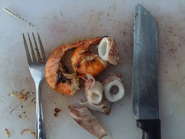 Doğrama kurulu ızgara karides ve kalamar yapıldı.