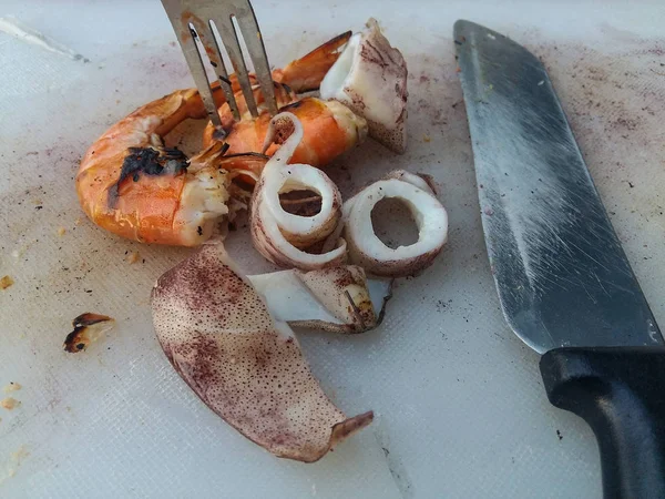 Doğrama kurulu ızgara karides ve kalamar yapıldı.