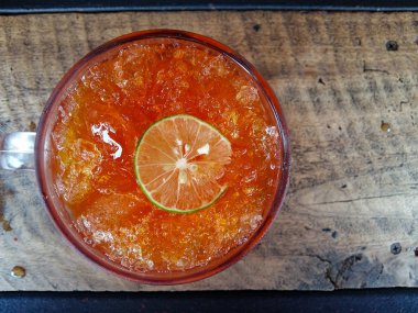 Yaz ile fincan buzlu limon çayı