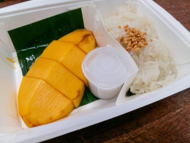 Tay mango ve hindistan cevizi sütü tatlı ile yapışkan pirinç