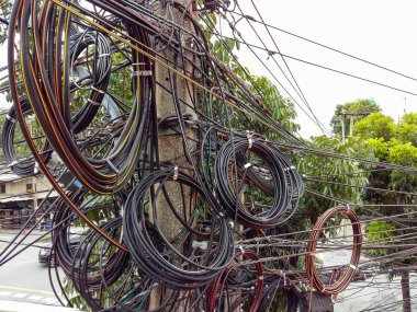 Bangkok, Tayland - 25 Ağustos 2018 : Elektrik direğinde meşgul kablo hattı
