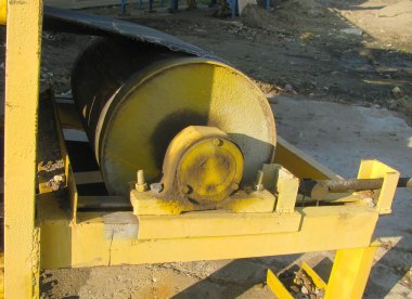 Dökme yük için kayış germe istasyonu