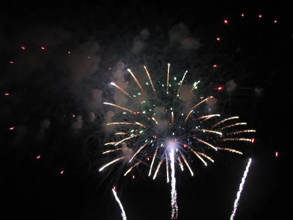 Vuurwerk Salute Een Stelletje Kleurrijke Verlichting Voor Achtergronden — Stockfoto